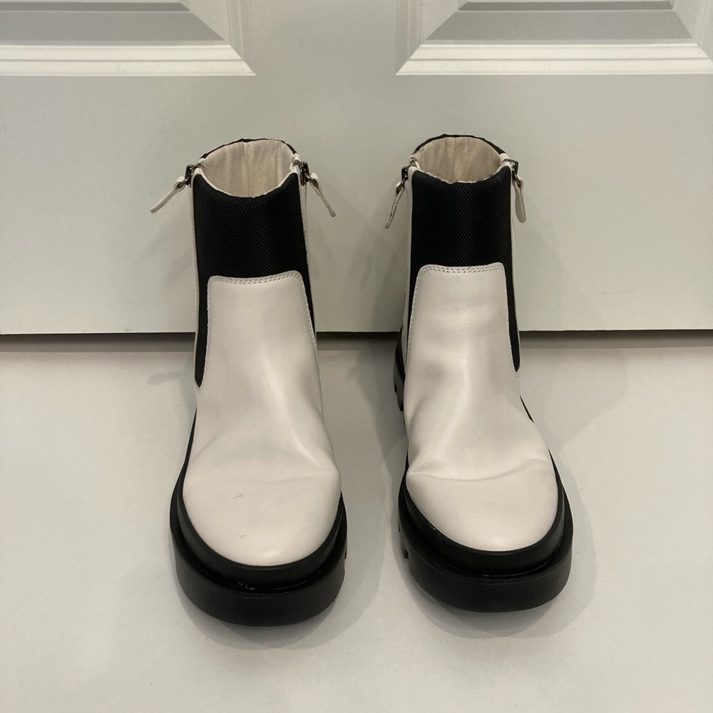 Like New Vince Camuto Kaskona Boots,‎ Size Women’s 9, Coconut Cream, lug sole - Picture 3 of 11